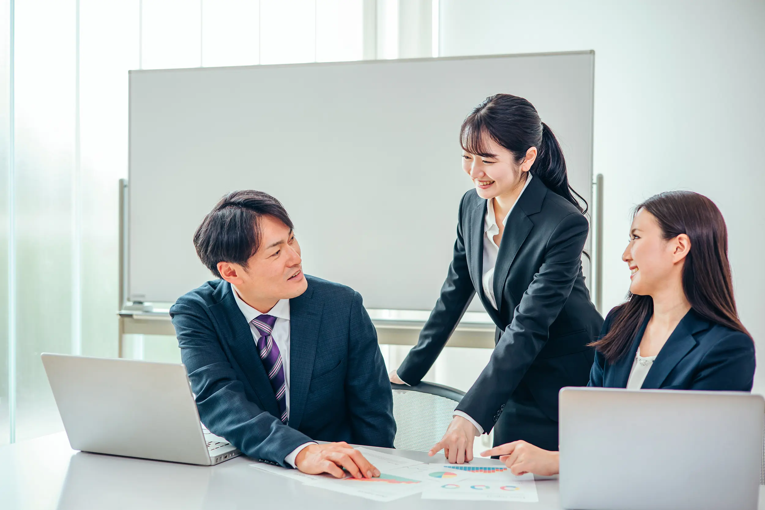会議中の会社員