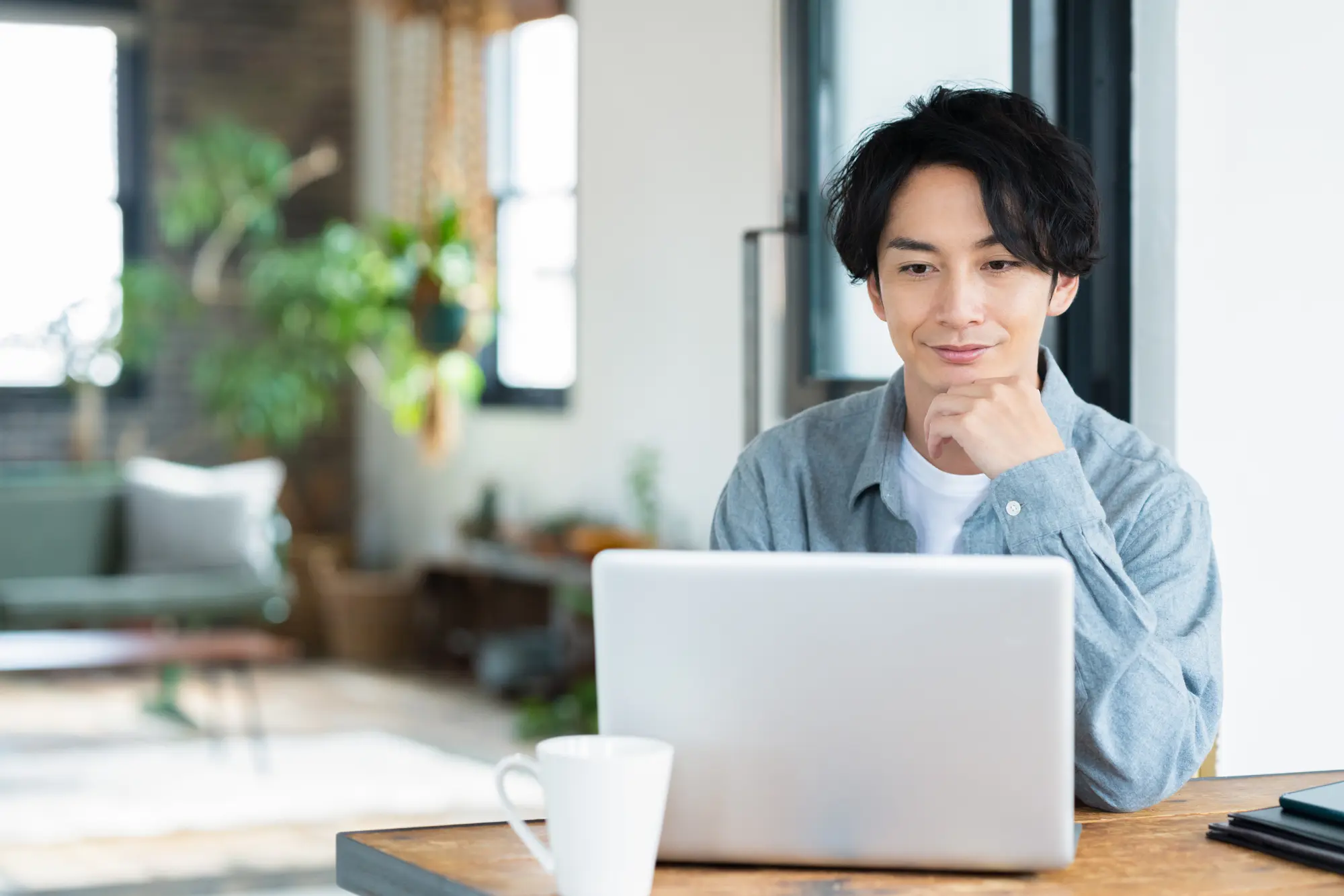 パソコンで作業する男性