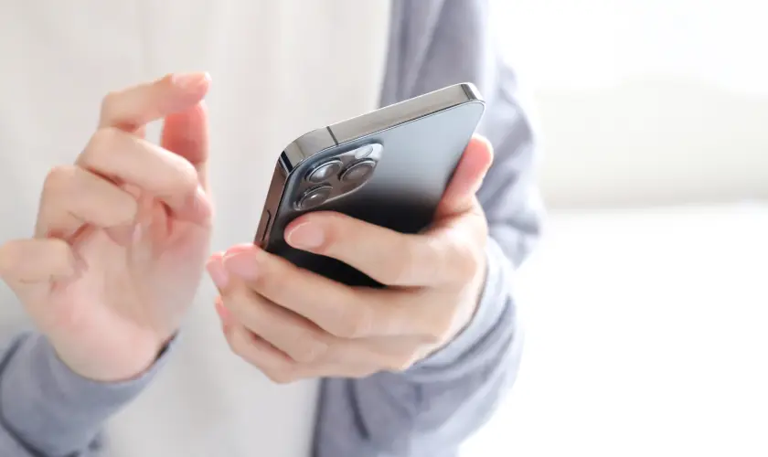 スマホを操作する手元
