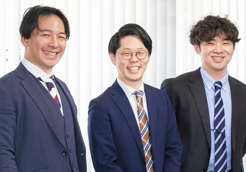 笑顔でこちらを向く男性社員