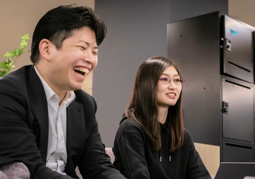 笑顔で話を聞く男女