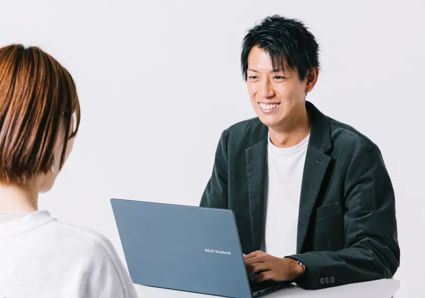 コーチングをする男性