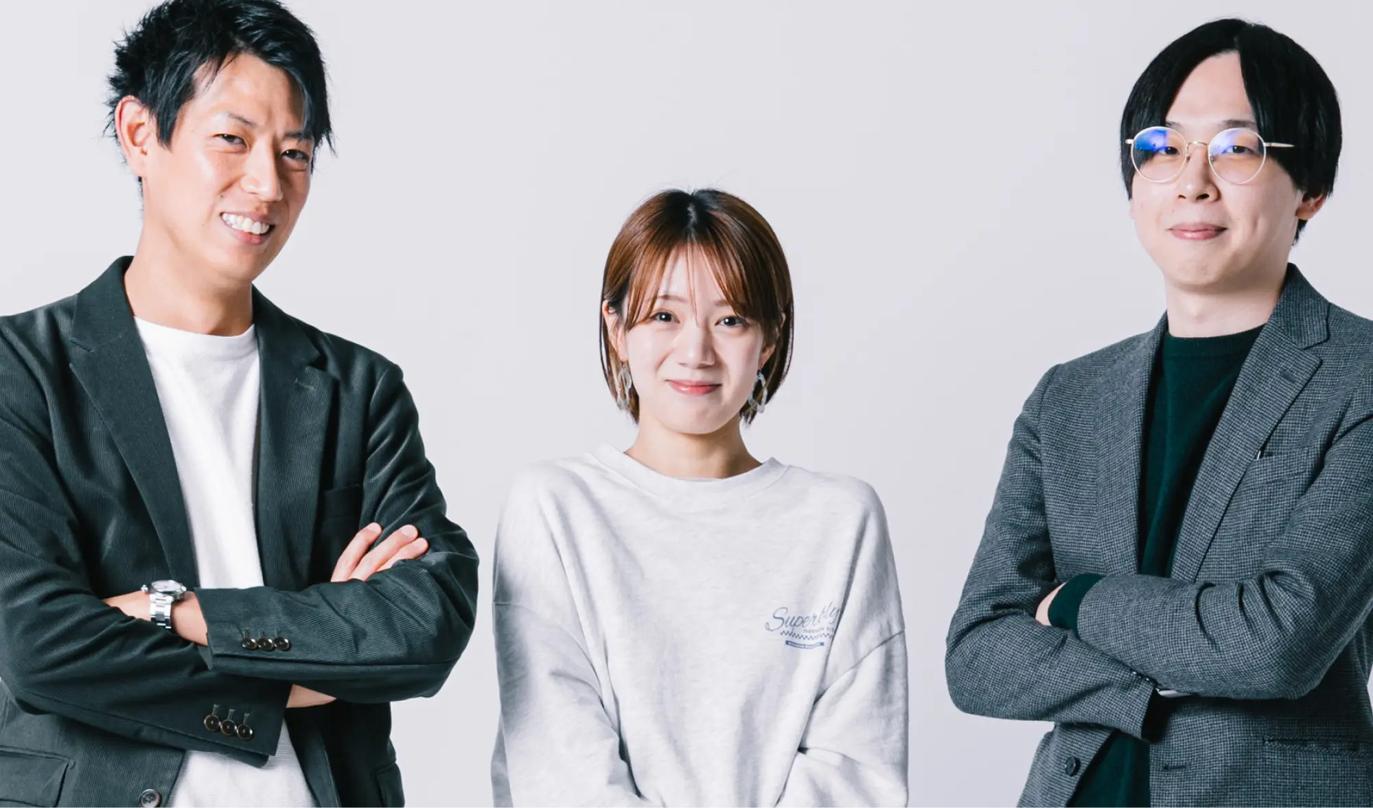 微笑む3人の社員